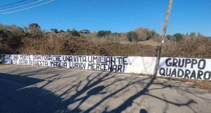 Lo striscione affisso a Trigoria