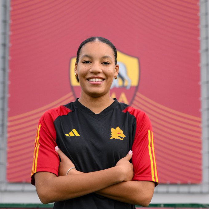 Cintia Martins con la maglia della Roma