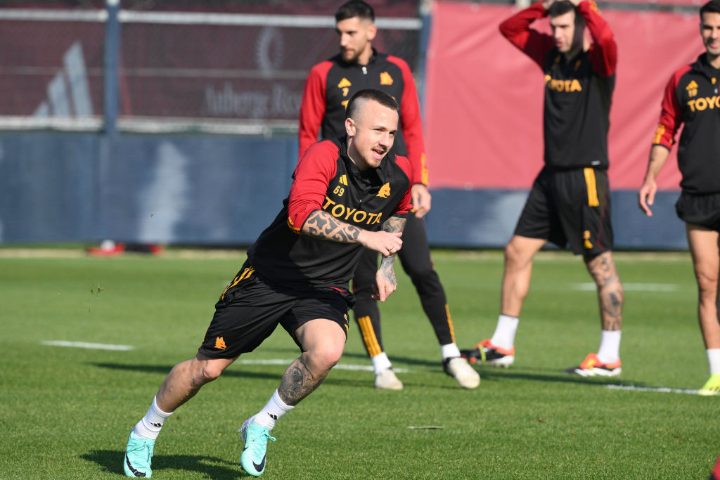 Angeliño durante un allenamento della Roma