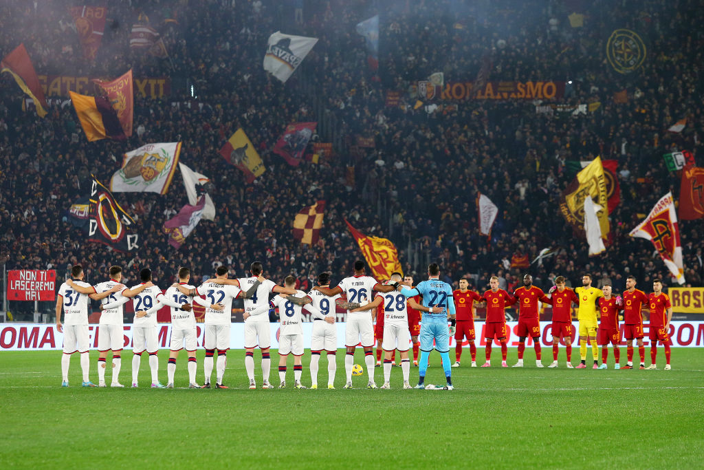 Roma e Cagliari durante il minuto di silenzio