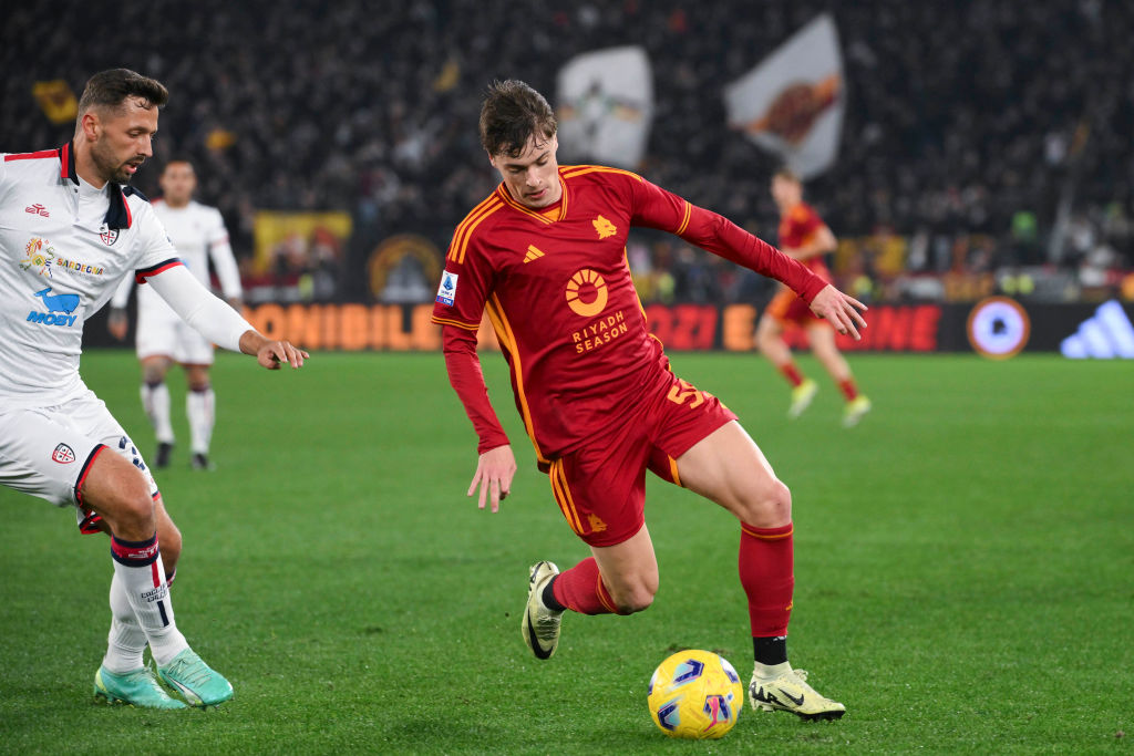 Nicola Zalewski in campo con la Roma