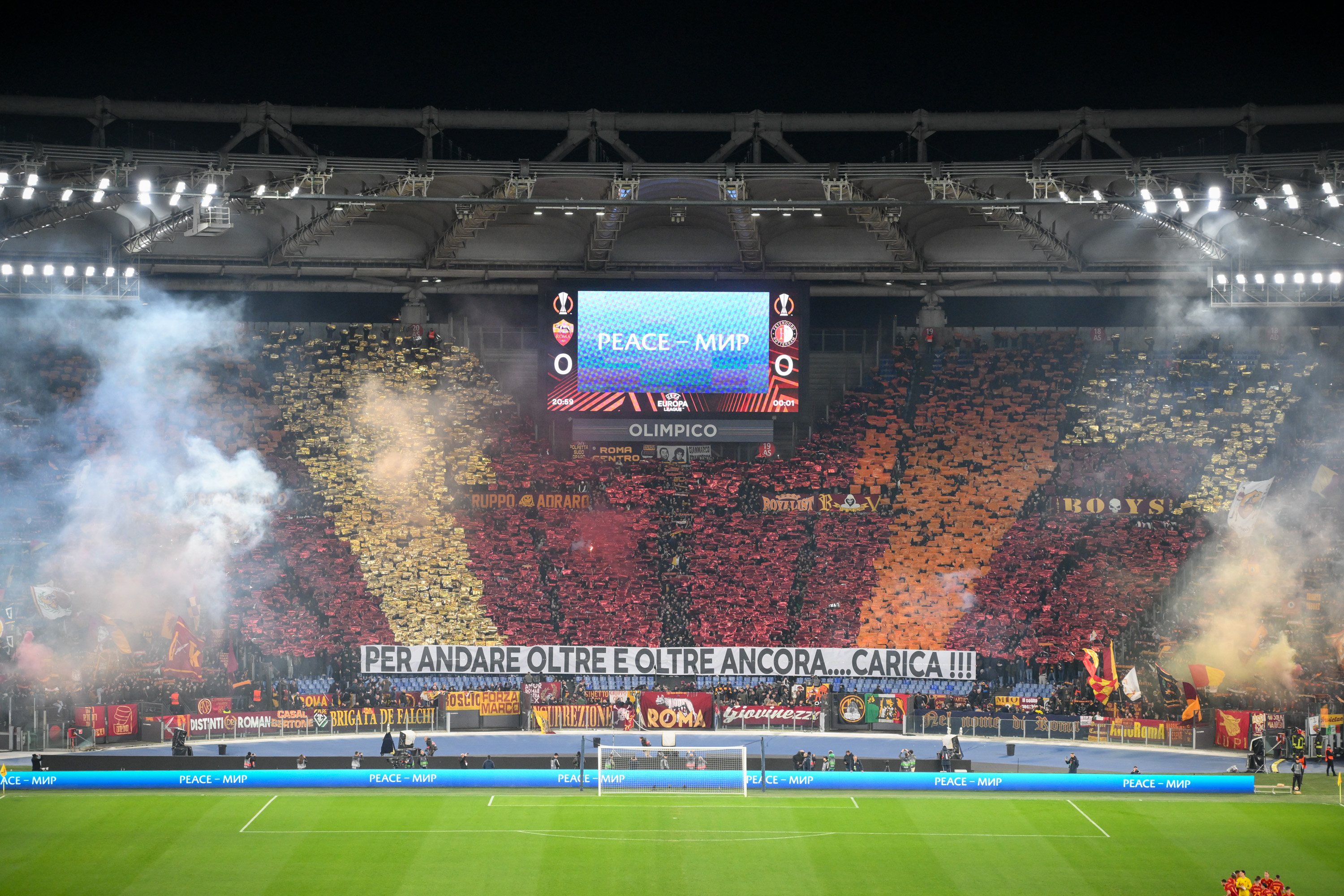 La coreografia della Curva Sud per Roma-Feyenoord