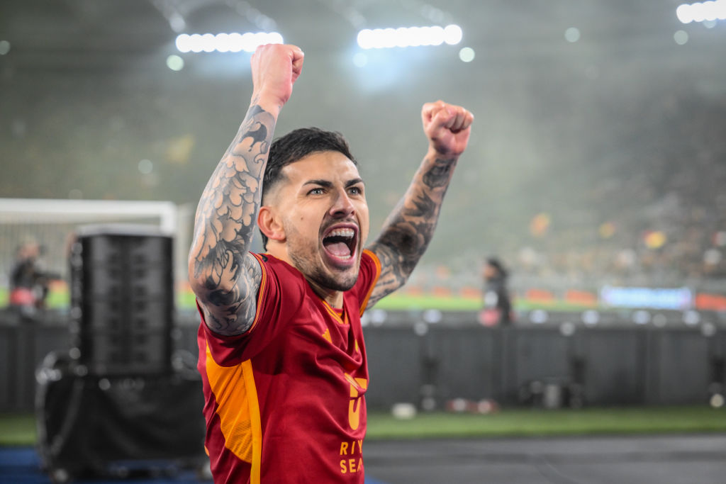 Leandro Paredes esulta sotto la Curva Sud