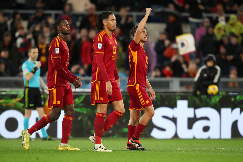 Paulo Dybala e Smalling durante Roma-Torino 