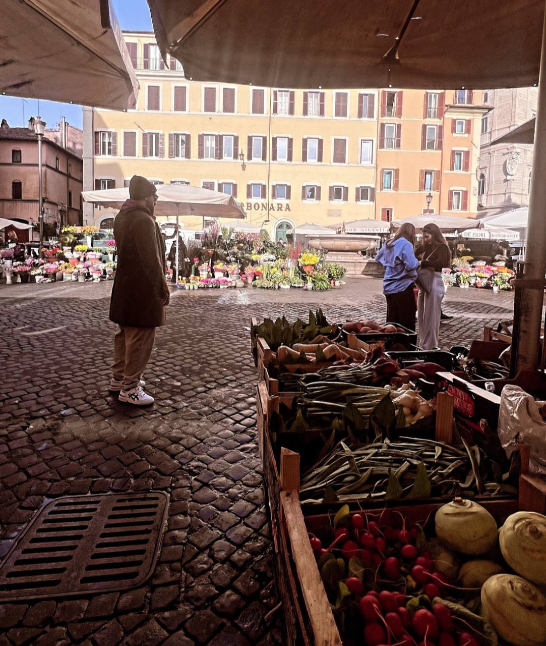 De Rossi al mercato (via Instagram: @sarahfelberbaum)