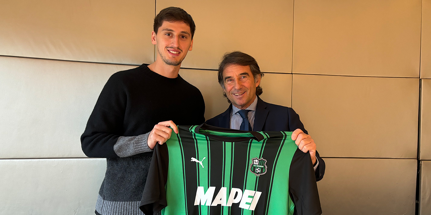 Kumbulla posa con la maglia del Sassuolo