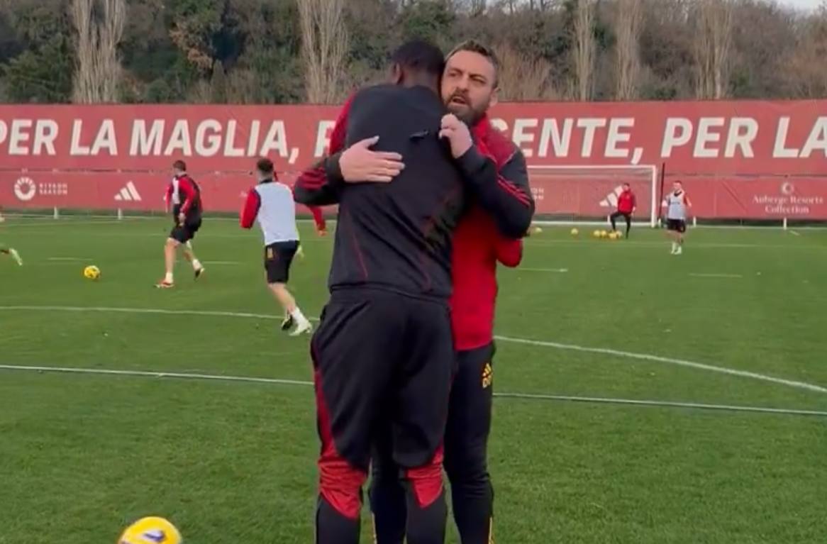 L'abbraccio tra De Rossi e Ndicka 