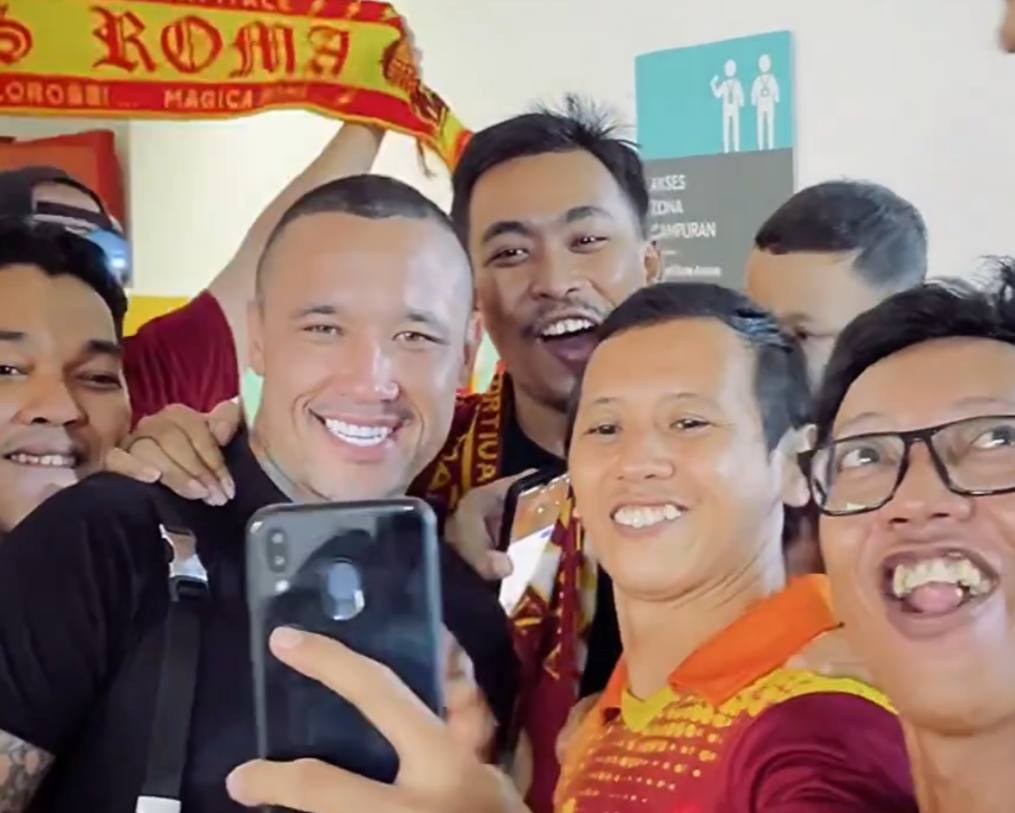 Nainggolan insieme ai tifosi del Roma Club indonesiano