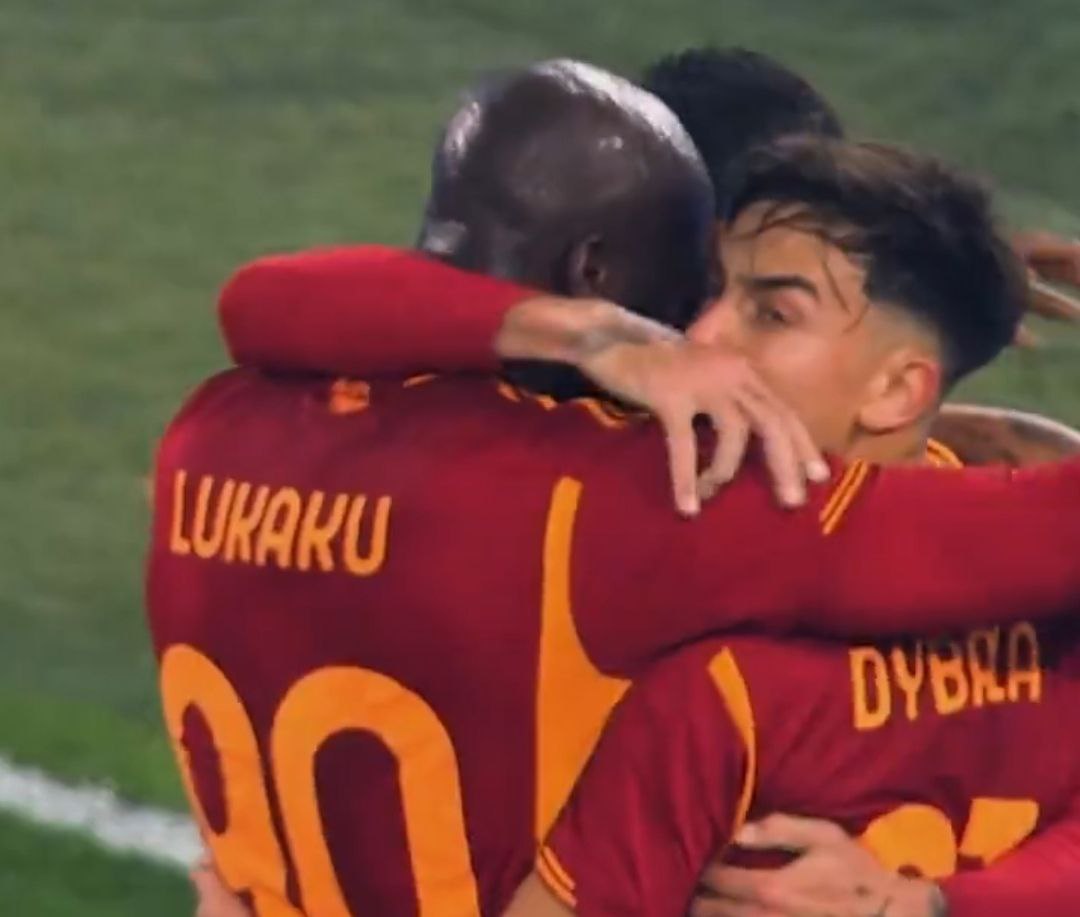 L'abbraccio tra Lukaku, Dybala e Pellegrini