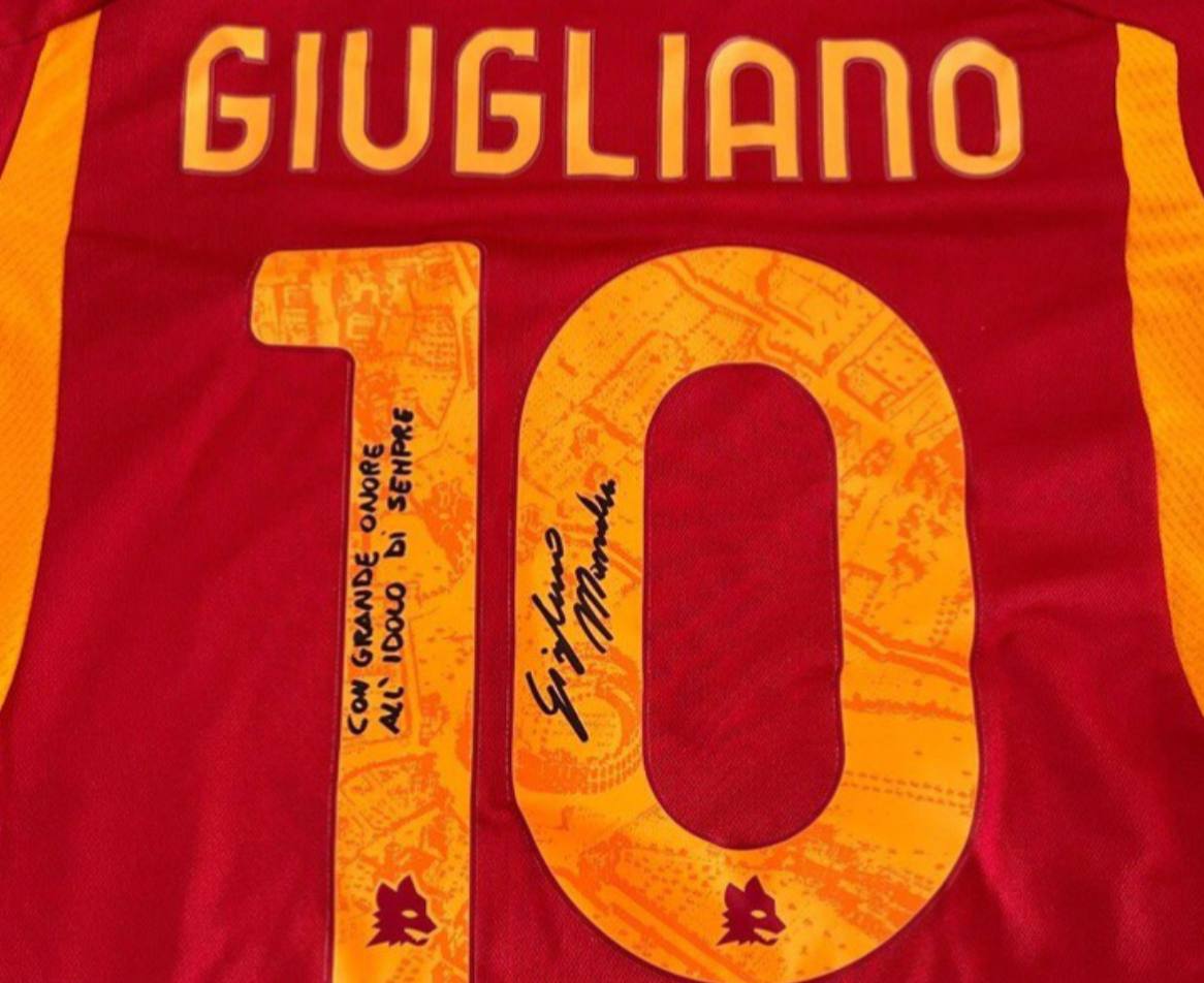 La maglia di Giugliano autografata