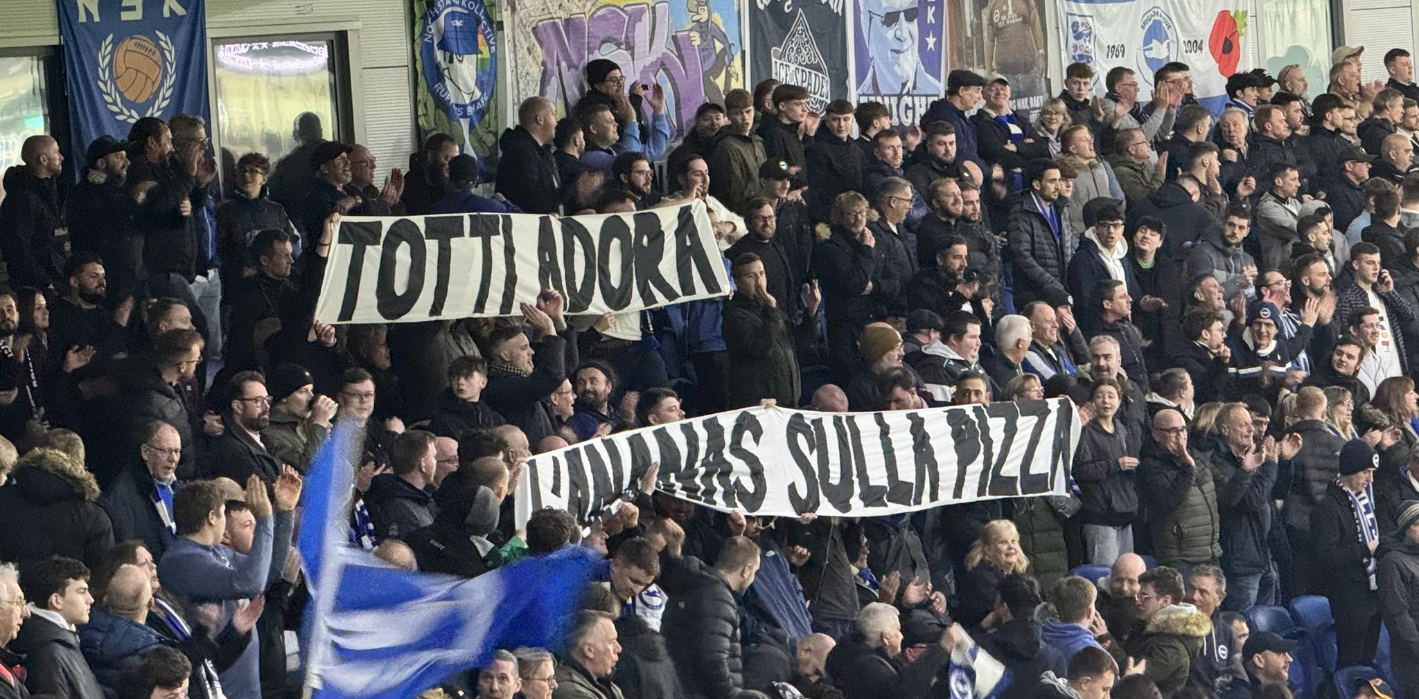 Lo striscione esposto all'AMEX Arena