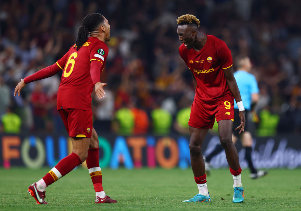 Chris Smalling e Tammy Abraham esultano dopo il triplice fischio di Roma-Feyenoord 1-0, del 25 maggio 2022