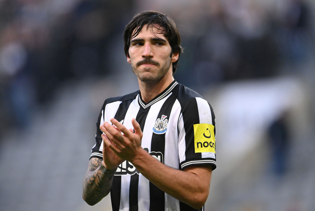 Tonali durante una gara del Newcastle