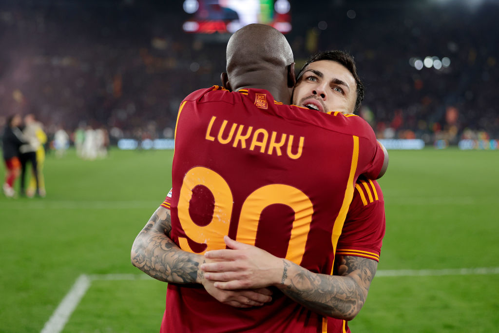 Lukaku che abbraccia Paredes