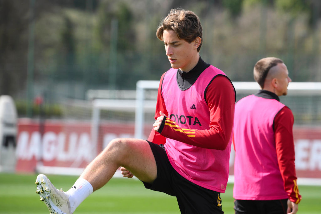 Edoardo Bove durante la rifinitura a Trigoria