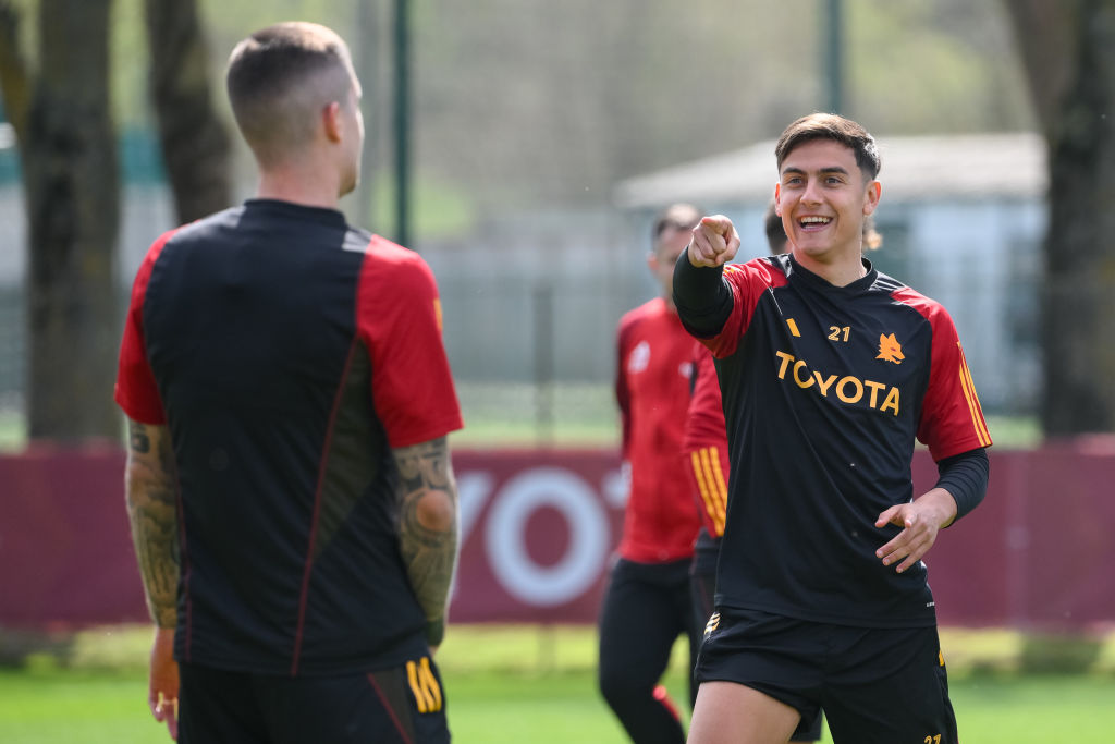 Dybala scherza in allenamento a Trigoria