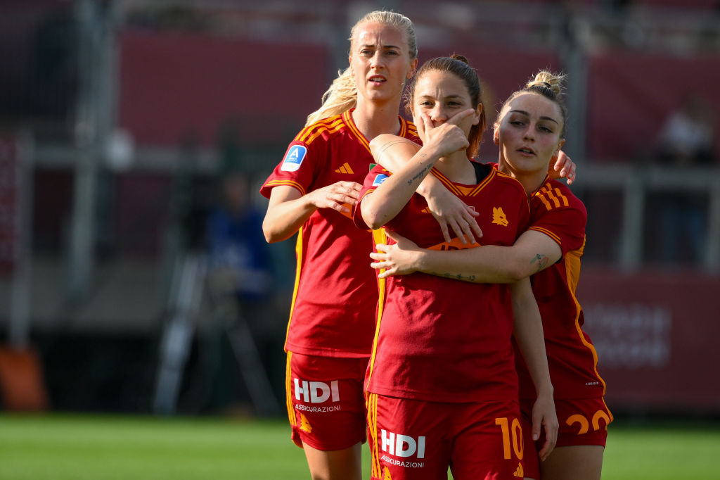 L'esultanza di Giugliano e le sue compagne durante una partita della Roma