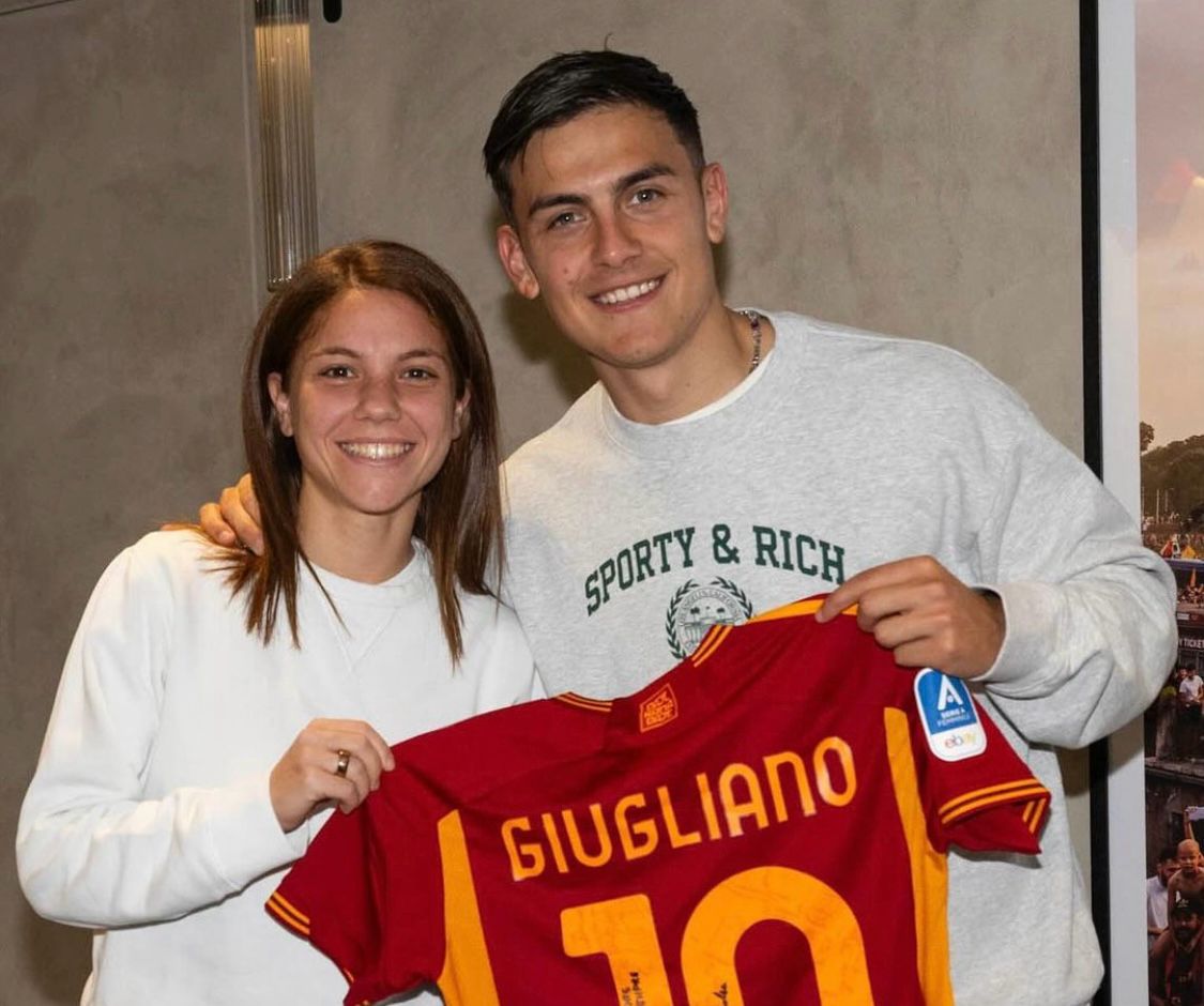 Dybala e Giugliano posano con la maglia della numero 10