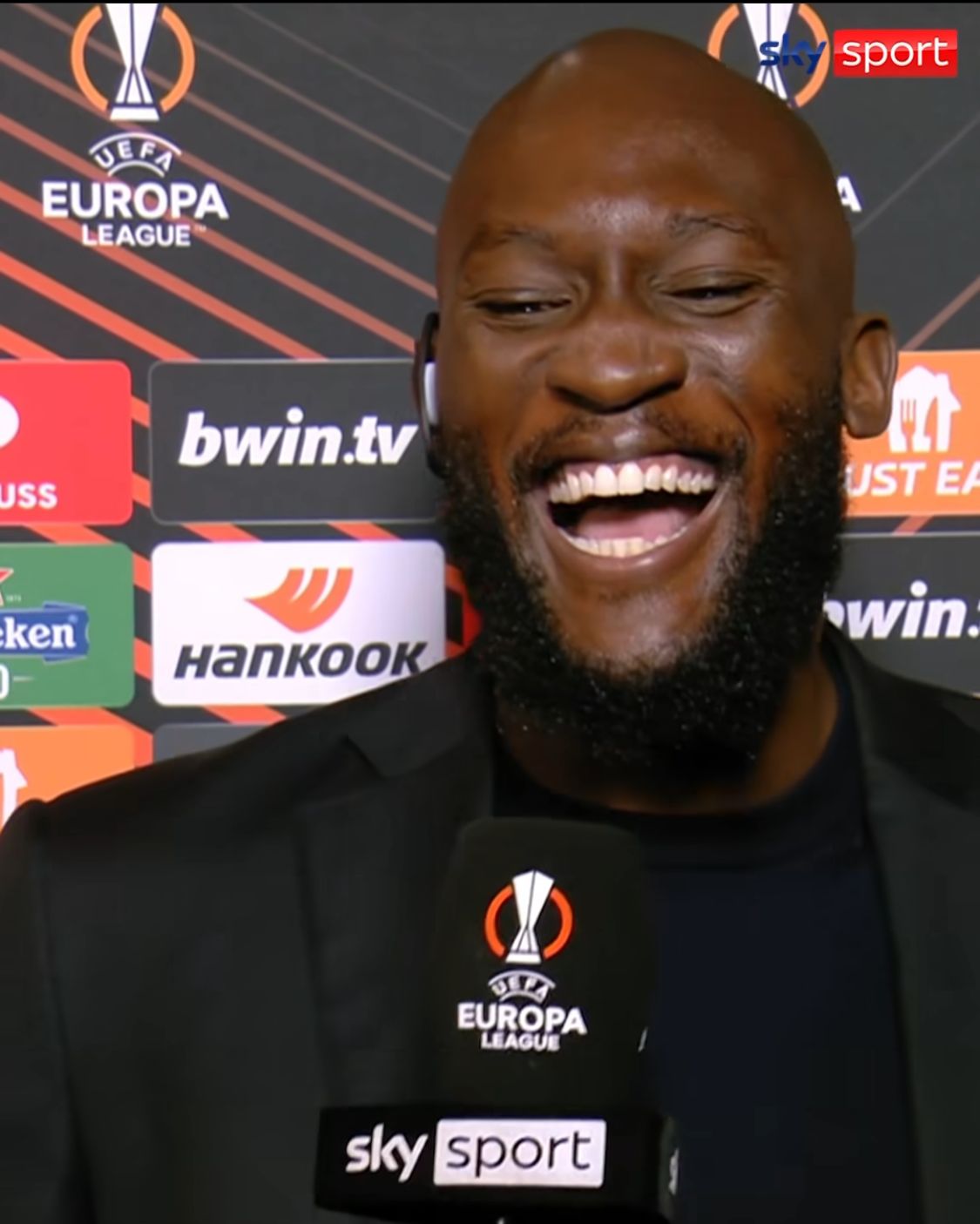 Lukaku che ride durante l'intervista