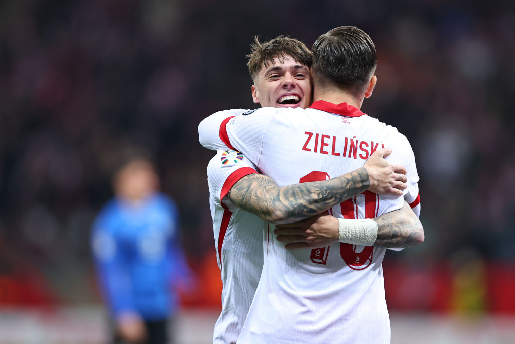 Zielinski e Zalewski esultano durante Polonia-Estonia