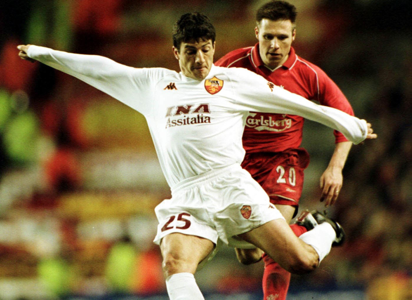 Gianni Guigou contro il Liverpool nel 2001