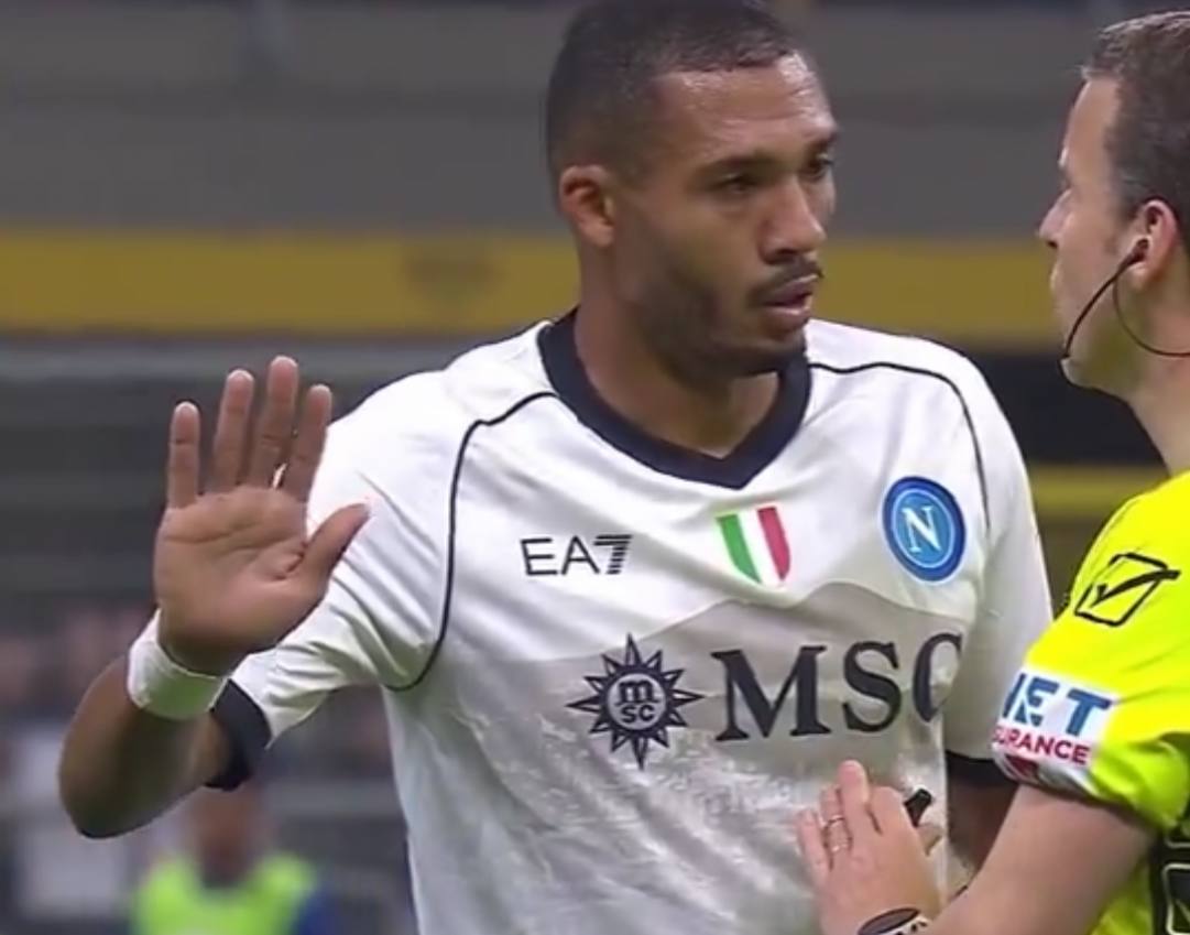 Juan Jesus si lamenta con La Penna durante Inter-Napoli