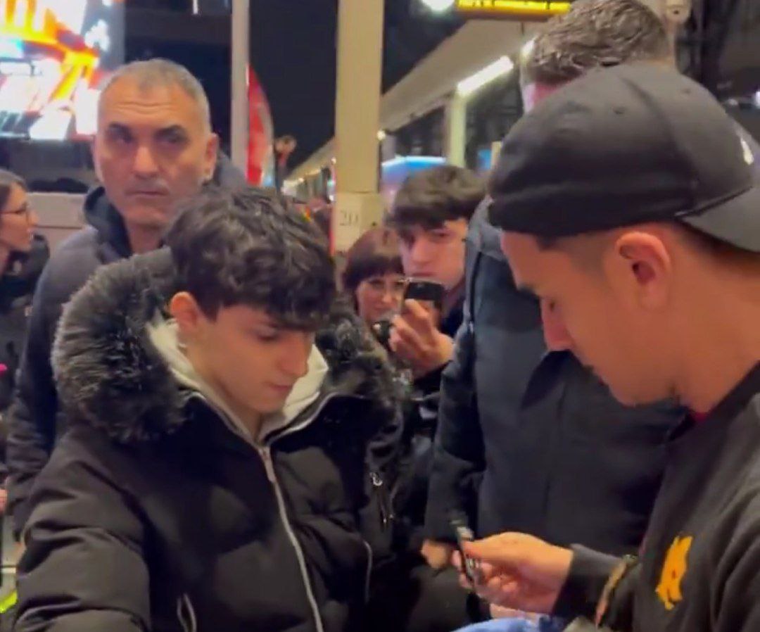 Dybala firma autografi all'arrivo della squadra a Milano