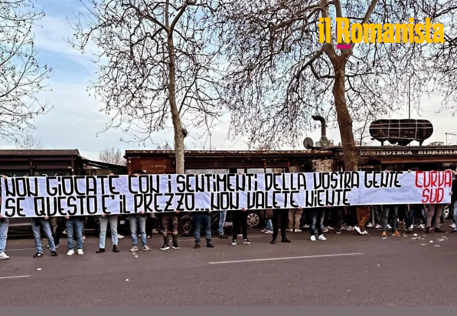 Lo striscione esposto dalla Curva Sud