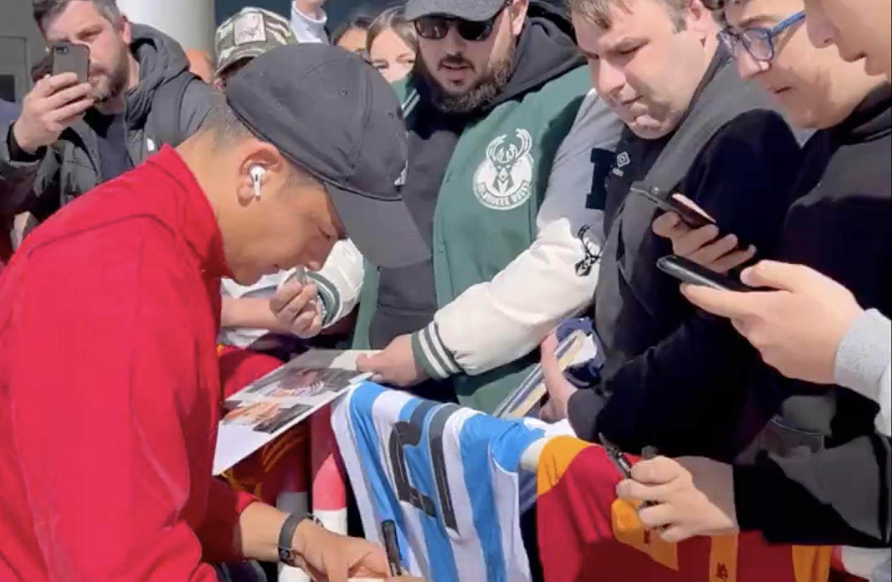 Dybala firma autografi ai tifosi presenti a Fiumicino