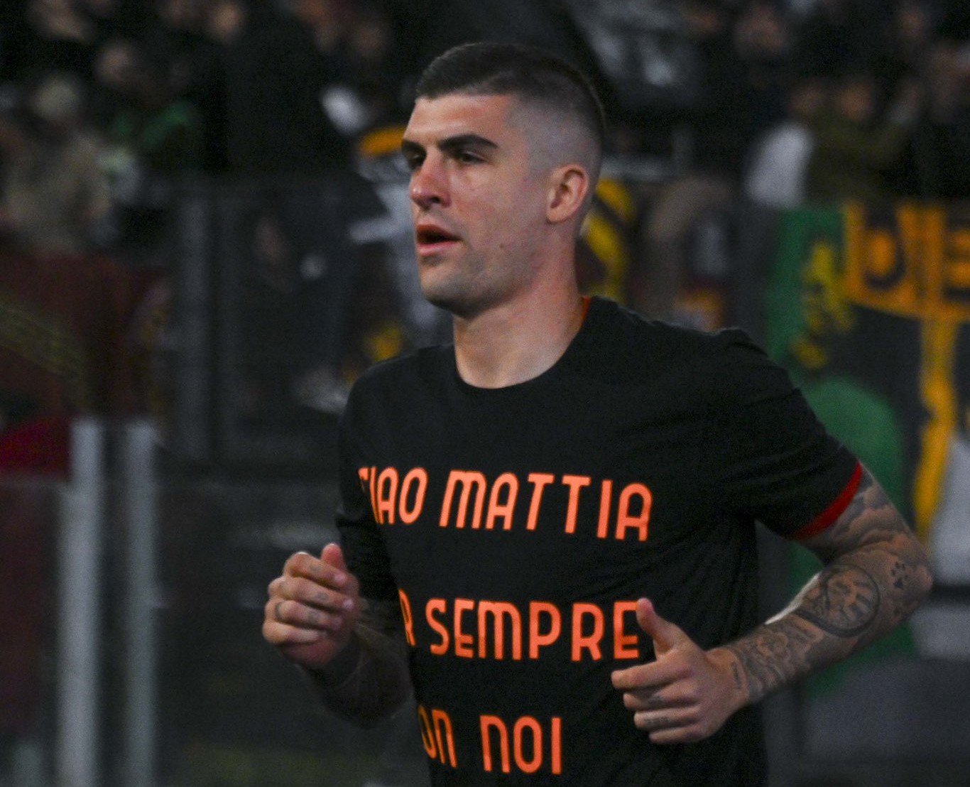 Gianluca Mancini con la maglia dedicata a Giani