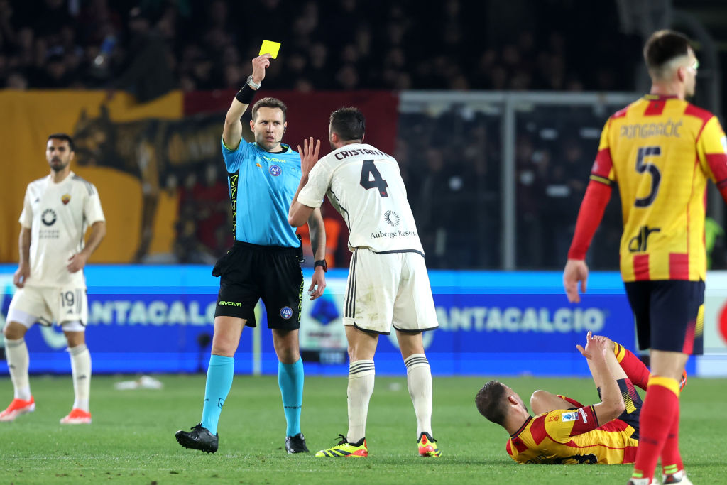 L'arbitro Marcenaro durante Lecce-Roma