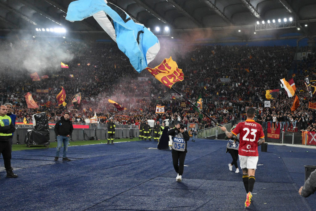 Gianluca Mancini sventola la bandiera nel post derby
