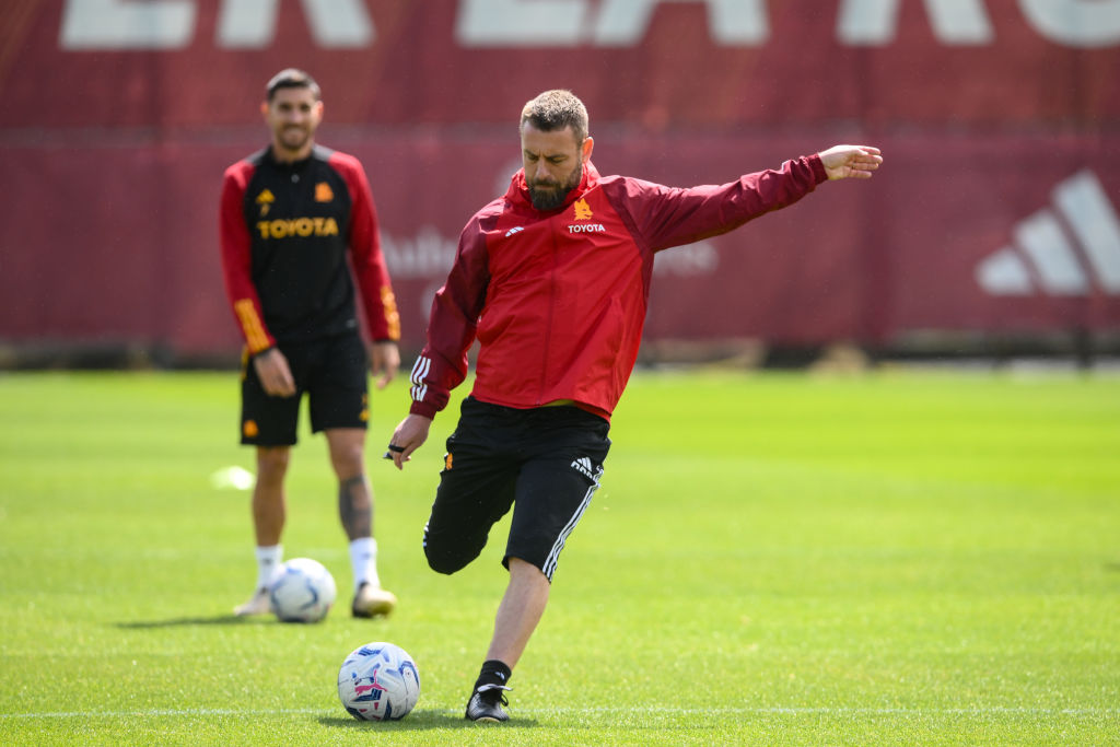 Daniele De Rossi calcia durante un allenamento