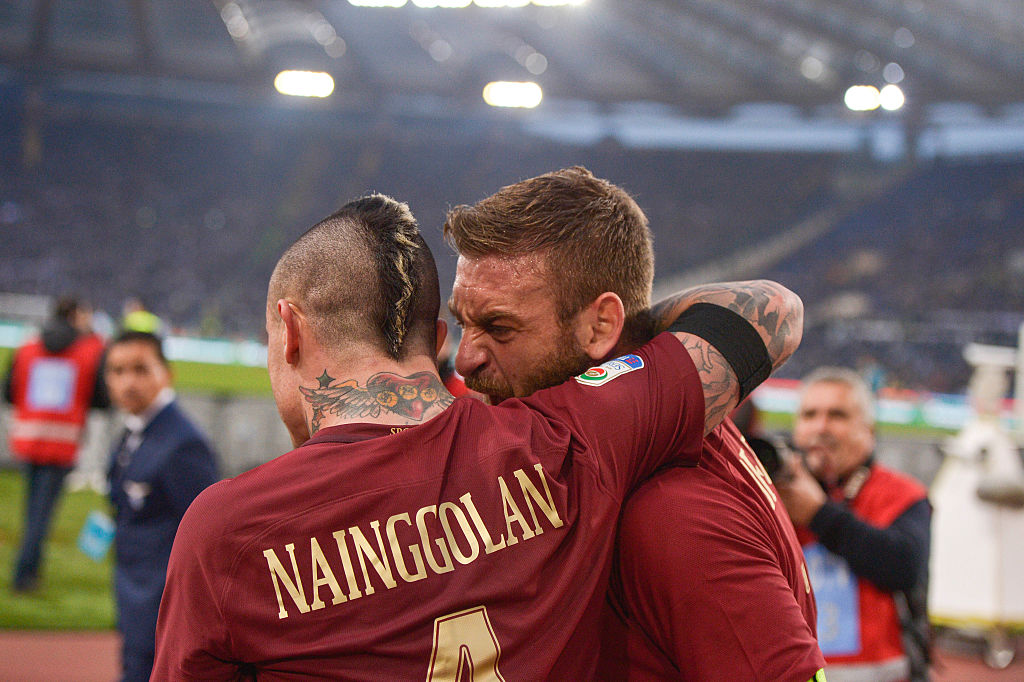 Nainggolan e De Rossi esultano dopo il gol al derby