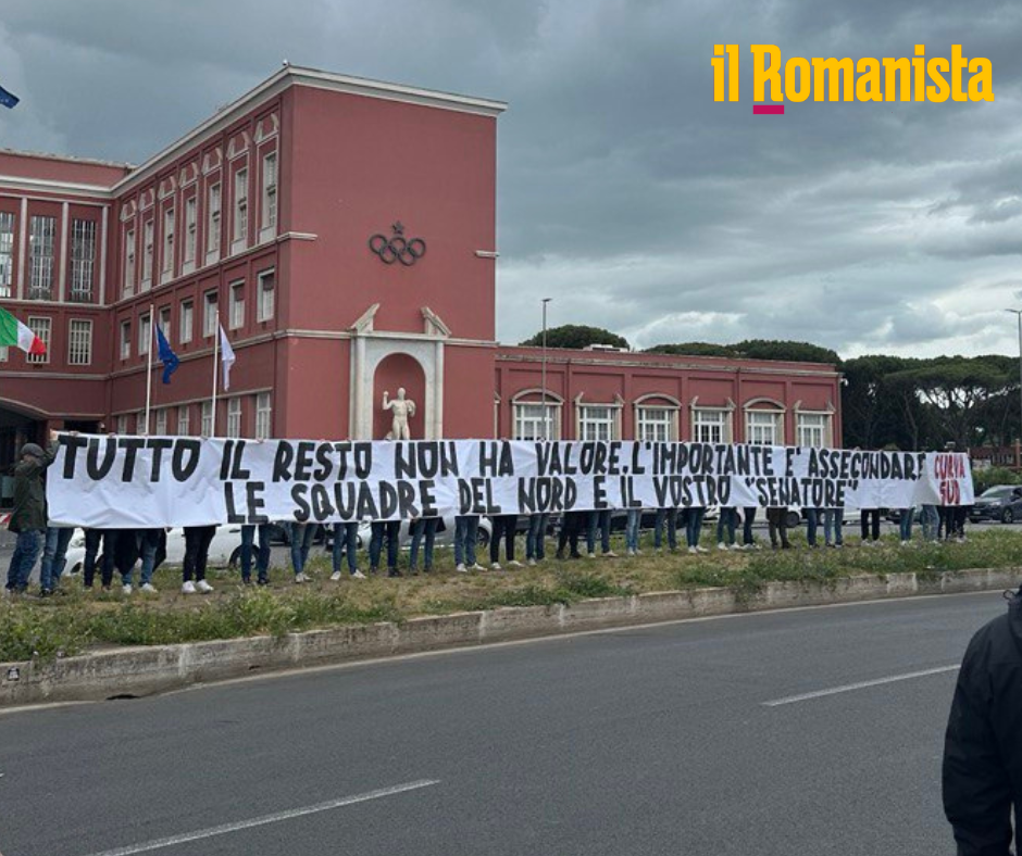 Lo striscione esposto prima della partita