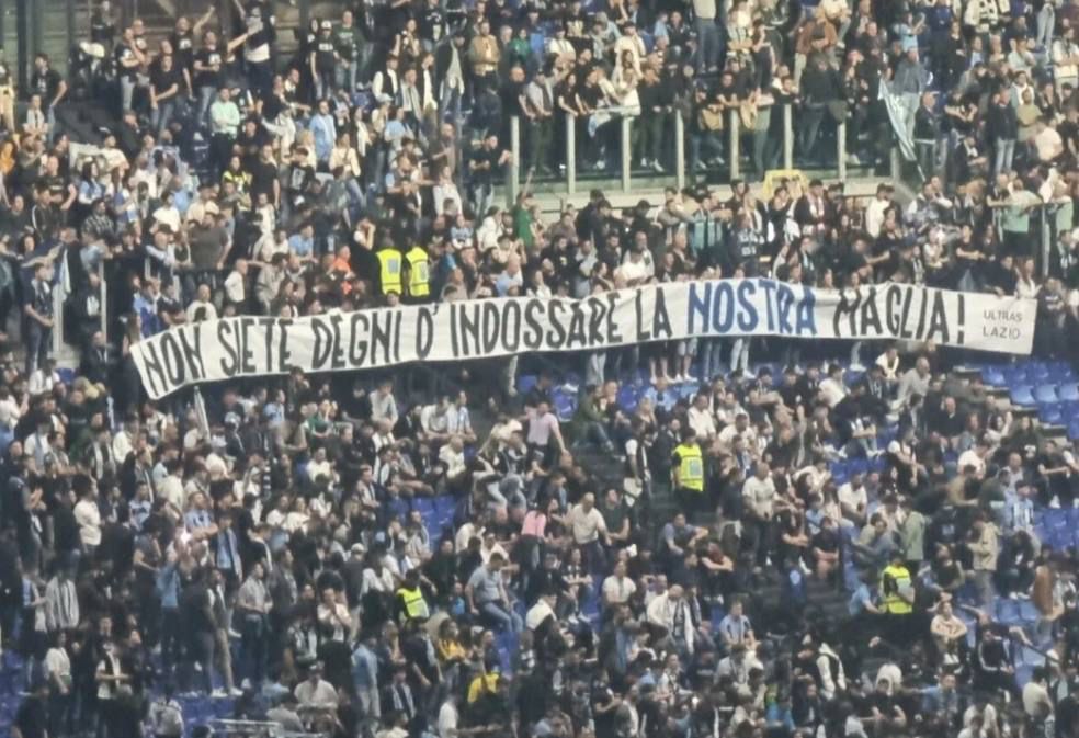 Lo striscione esposto dalla Curva Nord della Lazio