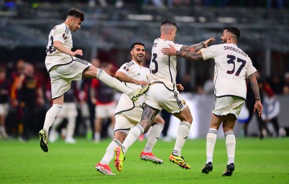 La squadra esulta dopo il gol al Milan 