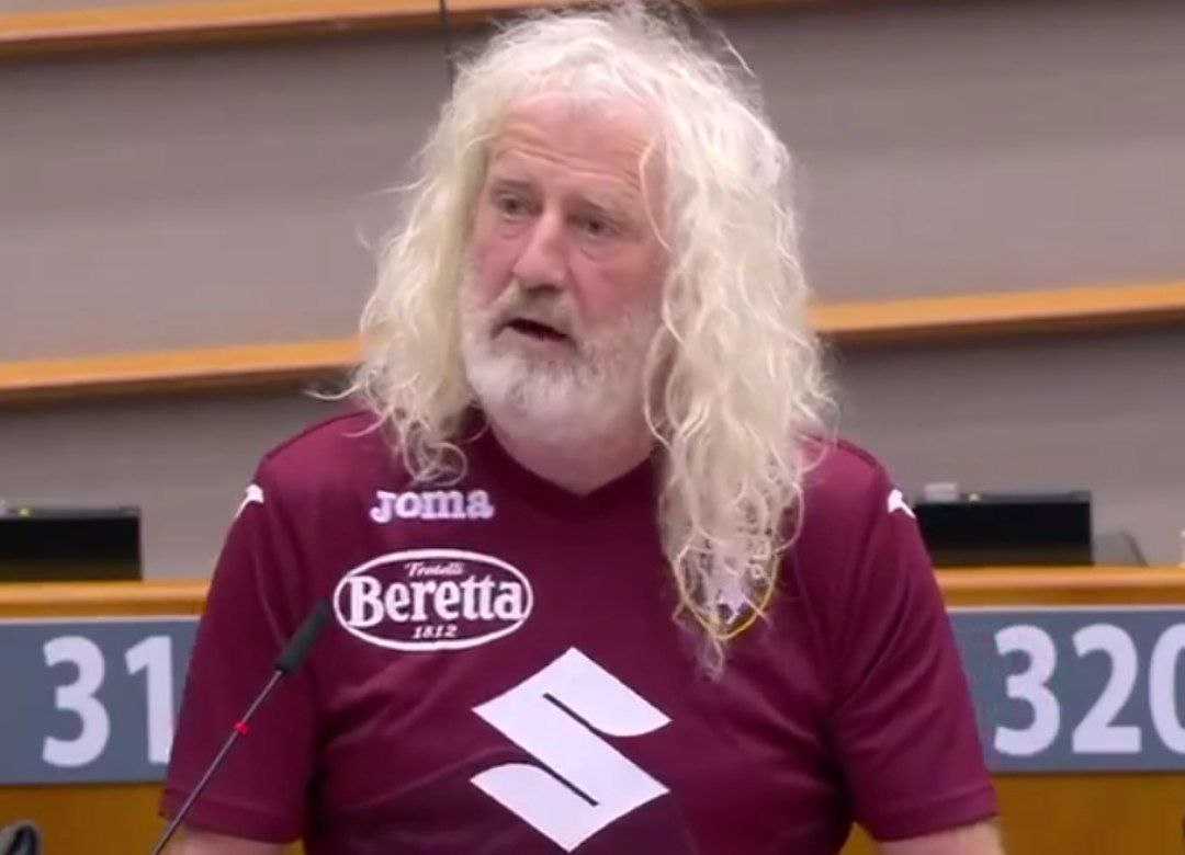 Mick Wallace maglia Torino in Parlamento Europeo