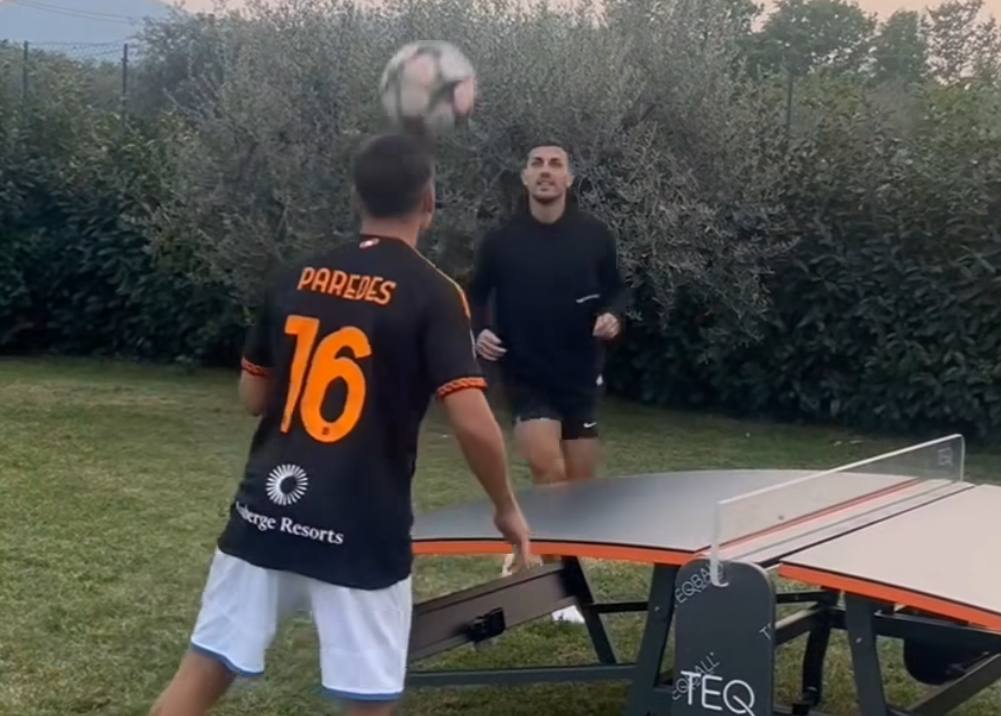 Paredes e Dybala giocano a Teqball