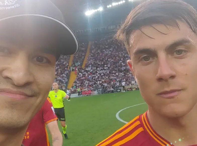 Il selfie dell'invasore di campo con Dybala