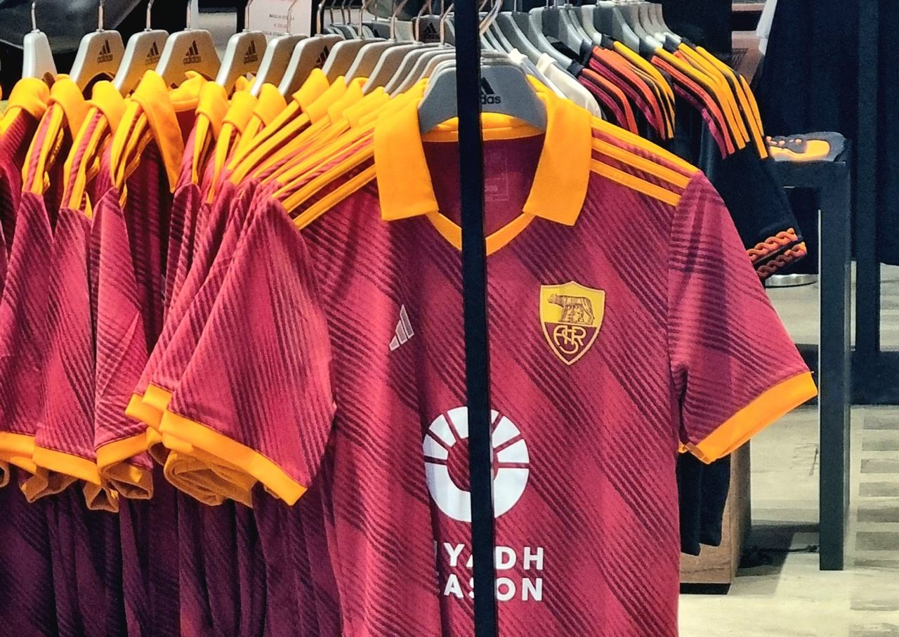 Il kit speciale della Roma in occasione del derby