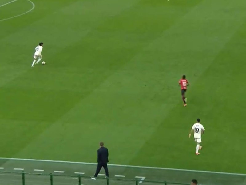 Giallorossi in campo durante Milan-Roma