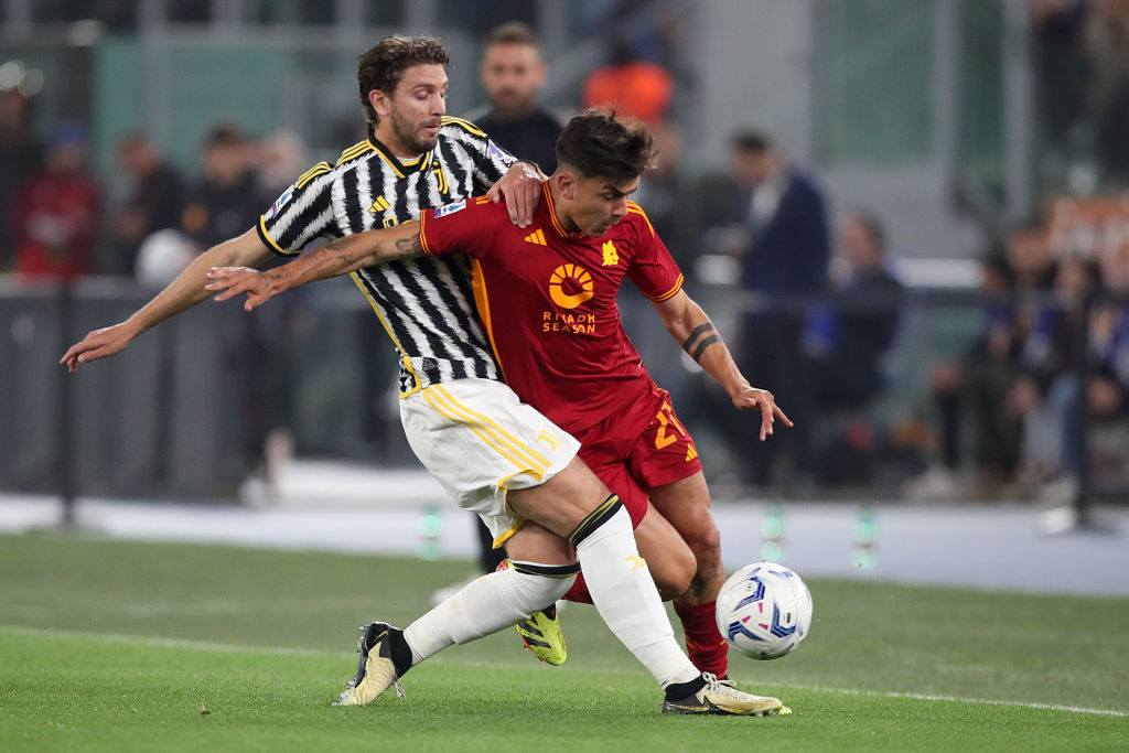 Paulo Dybala in campo con la Roma