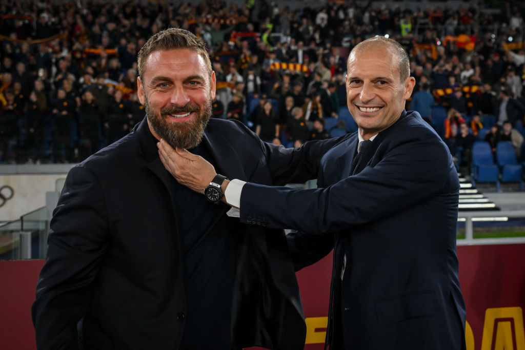 L'abbraccio ad inizio partita tra Allegri e De Rossi