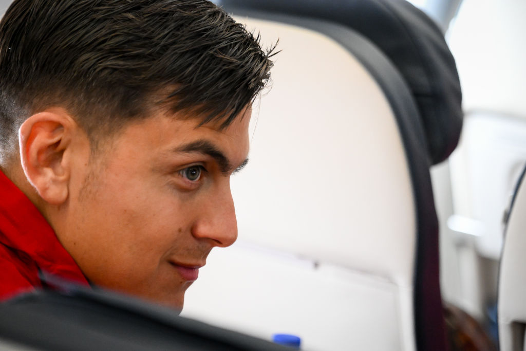 Paulo Dybala sul volo che ha portato la Roma a Colonia