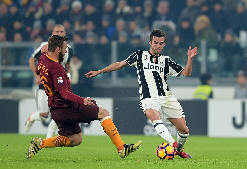 De Rossi esegue un tackle su Pjanic