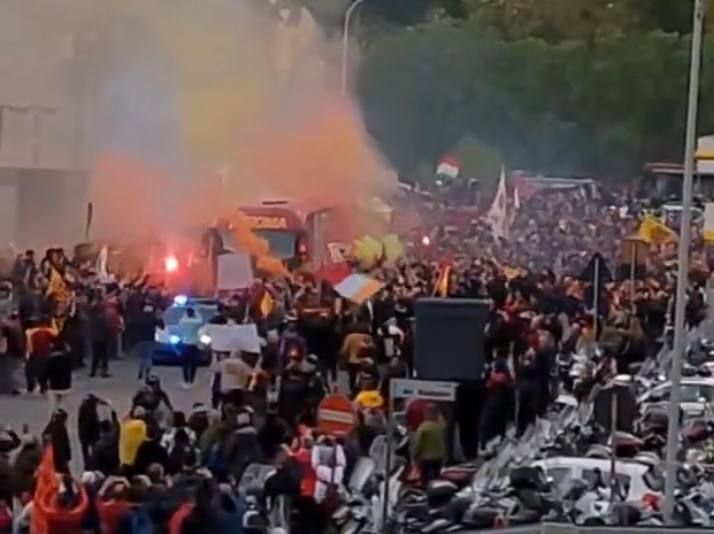 I tifosi al di fuori dell'Olimpico