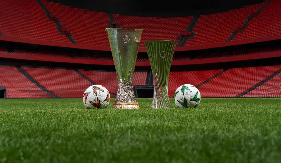 A sinistra il pallone dell'Europa League; a destra quello della Conference League