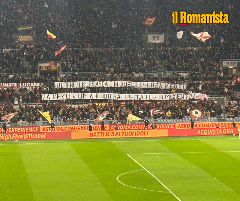 Striscioni in Distinti Sud e Tribuna Tevere: 