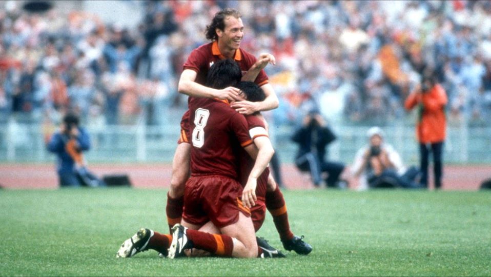 L'esultanza di Ago e dei compagni dopo il gol del raddoppio